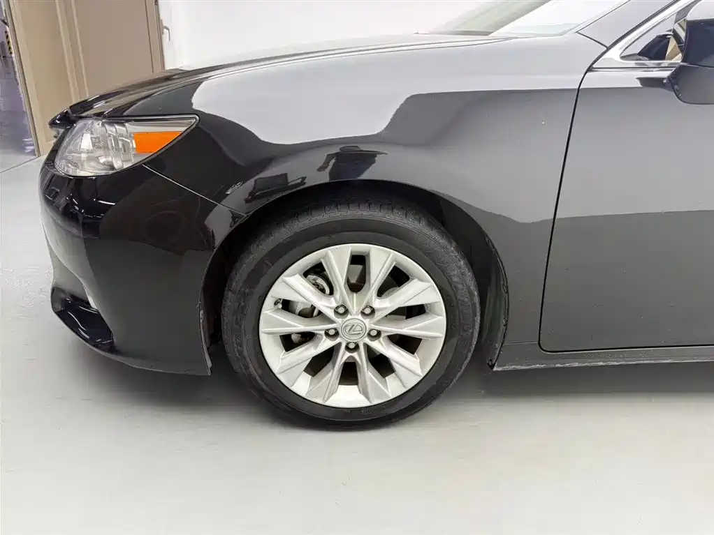 Lexus ES 2014 — фото 10
