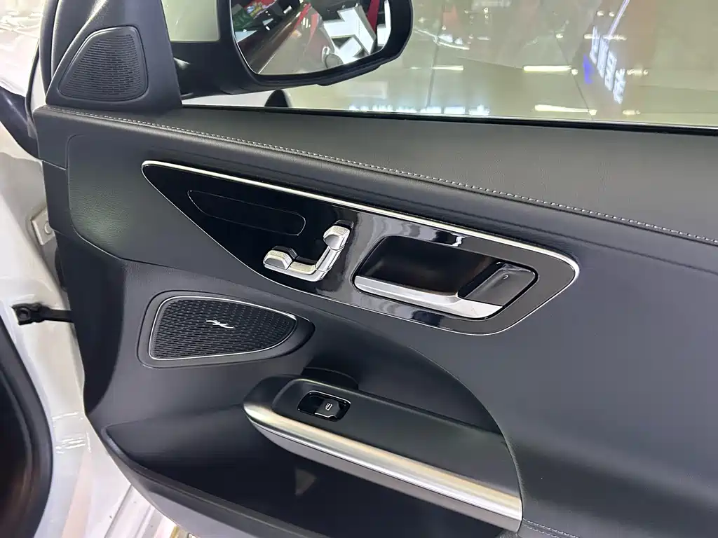 Mercedes-Benz C-Class 2025 — фото 18