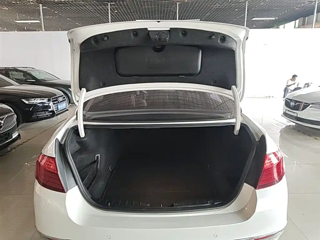 BMW 5 Series 2015 — фото 19