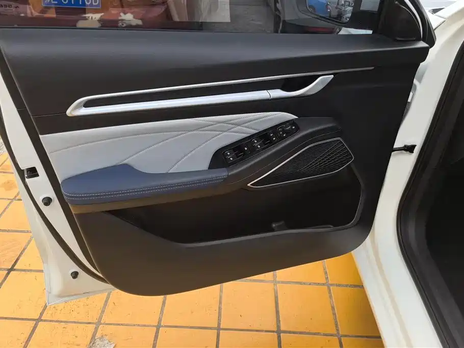 Geely Emgrand 2022