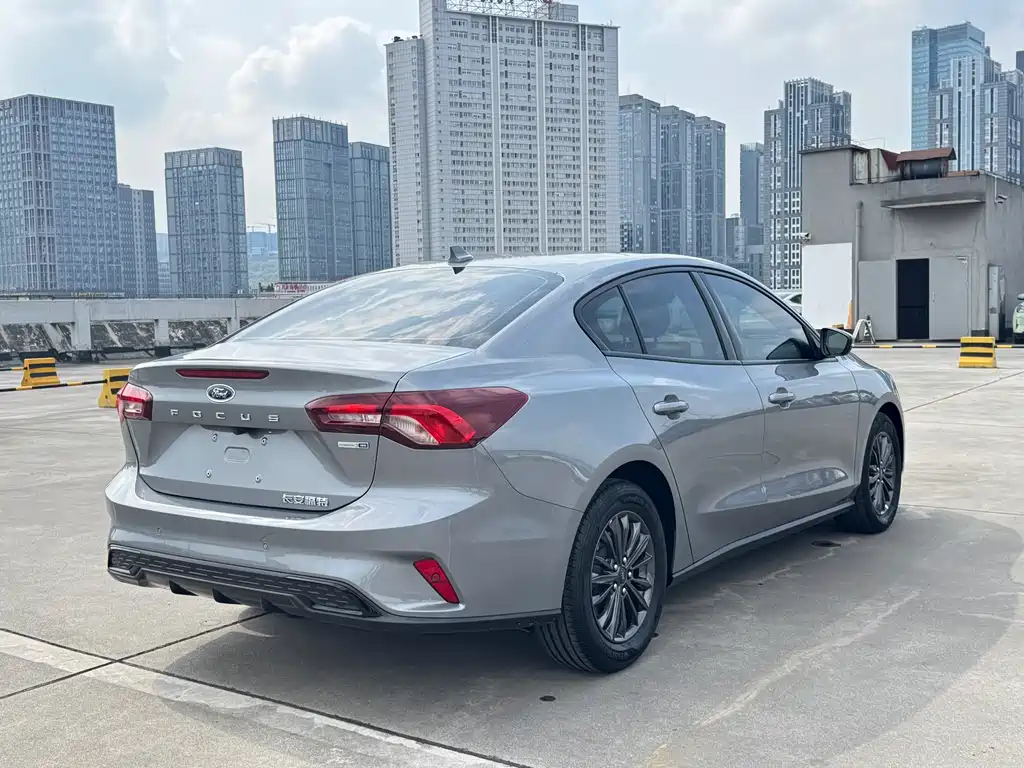 Ford Focus 2023 — фото 15