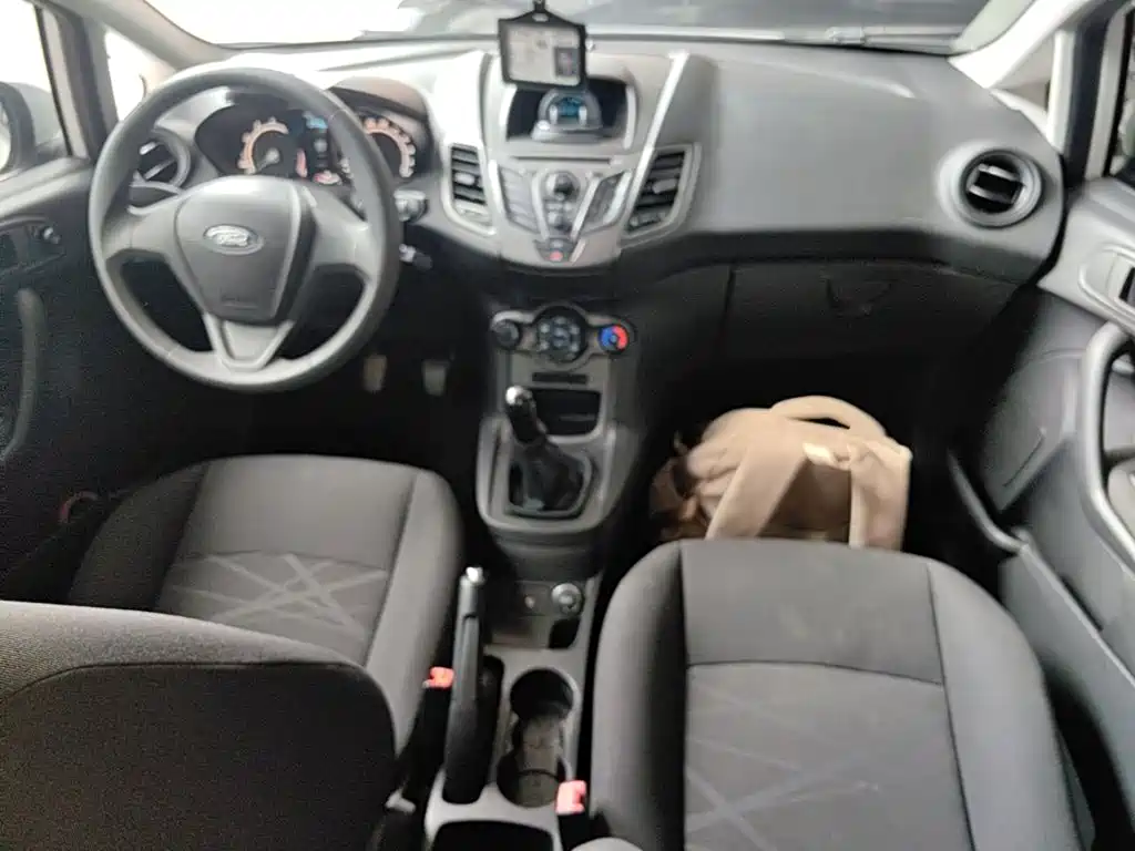 Ford Fiesta 2016 — фото 10