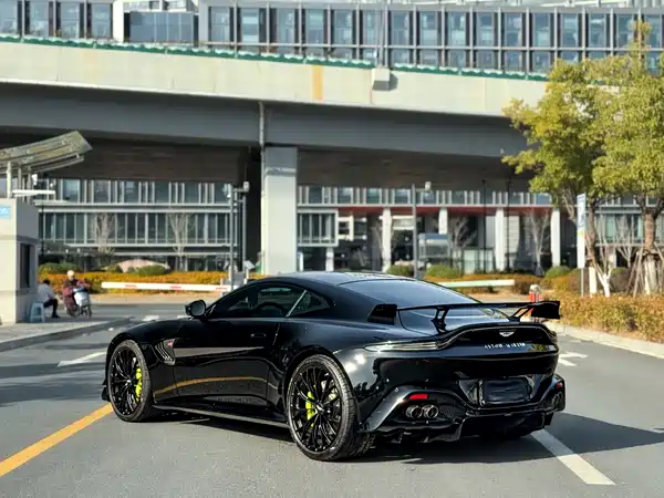 Aston Martin V8 Vantage 2022