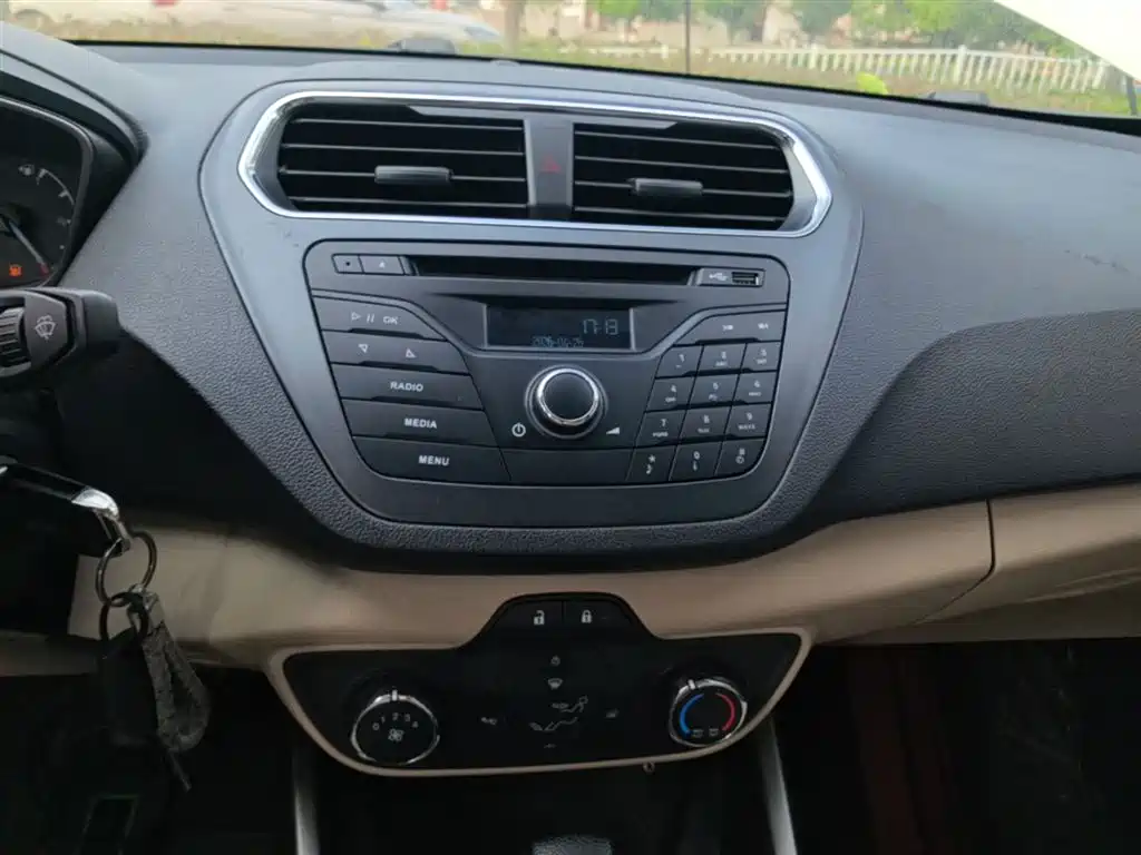 Ford Escort 2018 — фото 13
