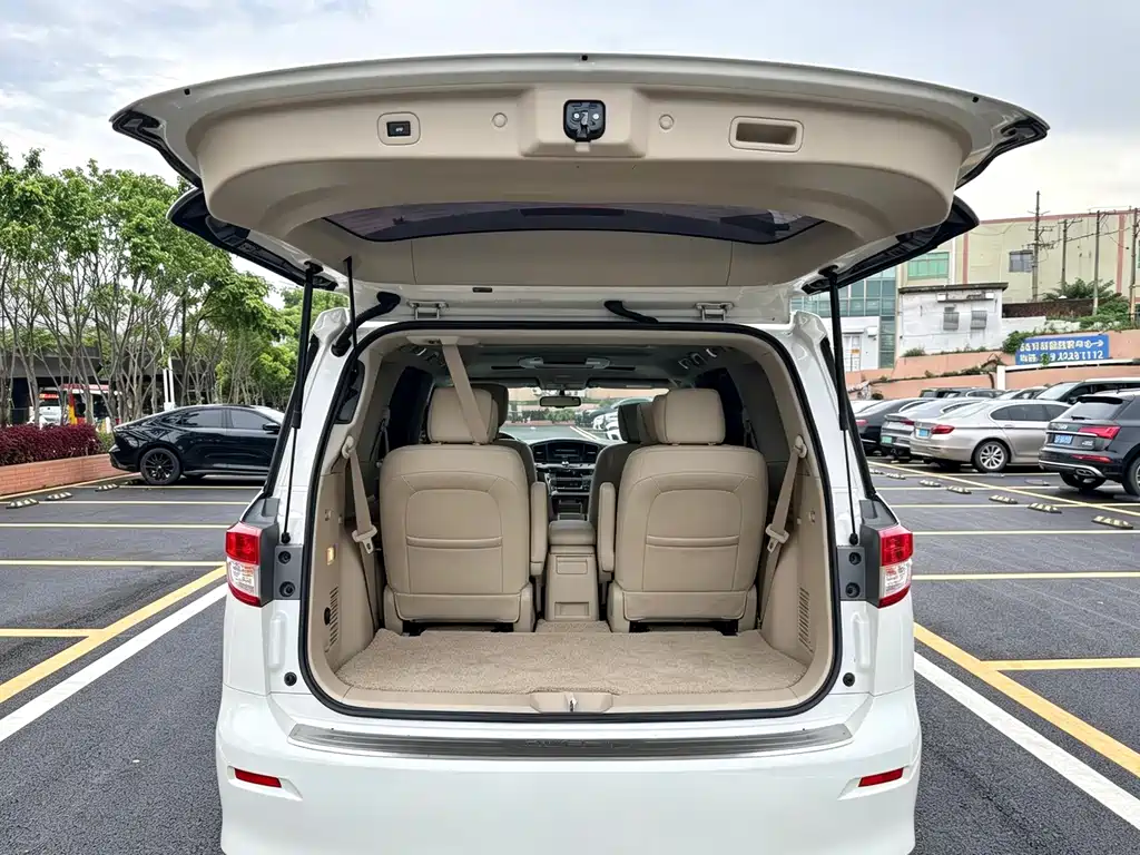 Nissan Quest 2015 — фото 29