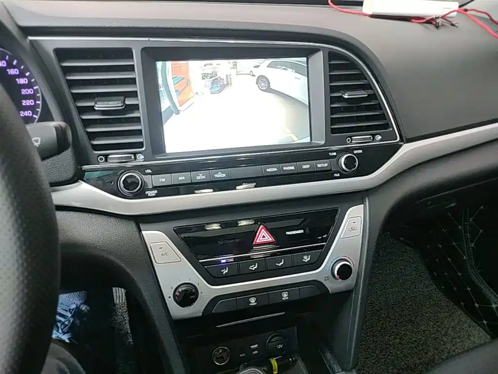 Hyundai Elantra 2017 — фото 13
