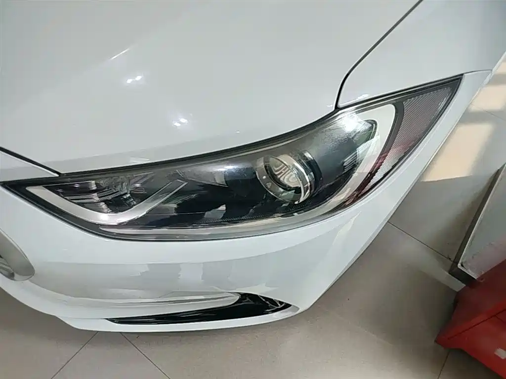 Hyundai Elantra 2017 — фото 24