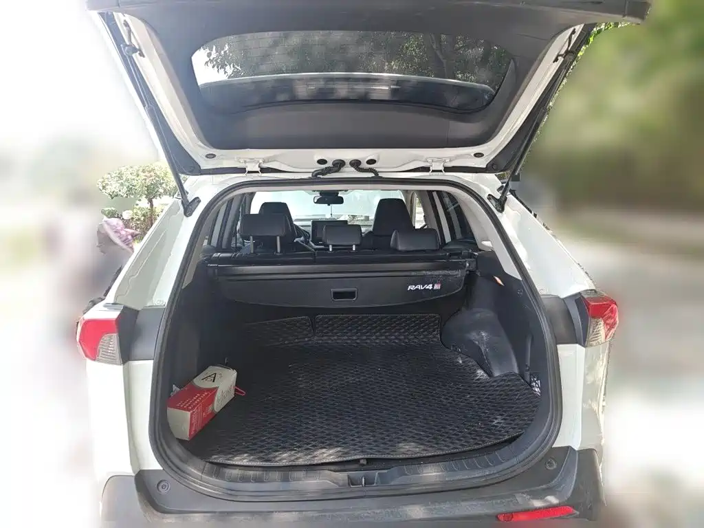 Toyota RAV4 2020 — фото 10