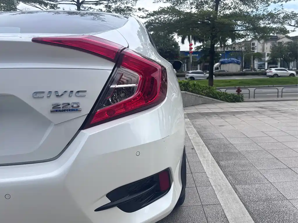 Honda Civic 2018 — фото 10