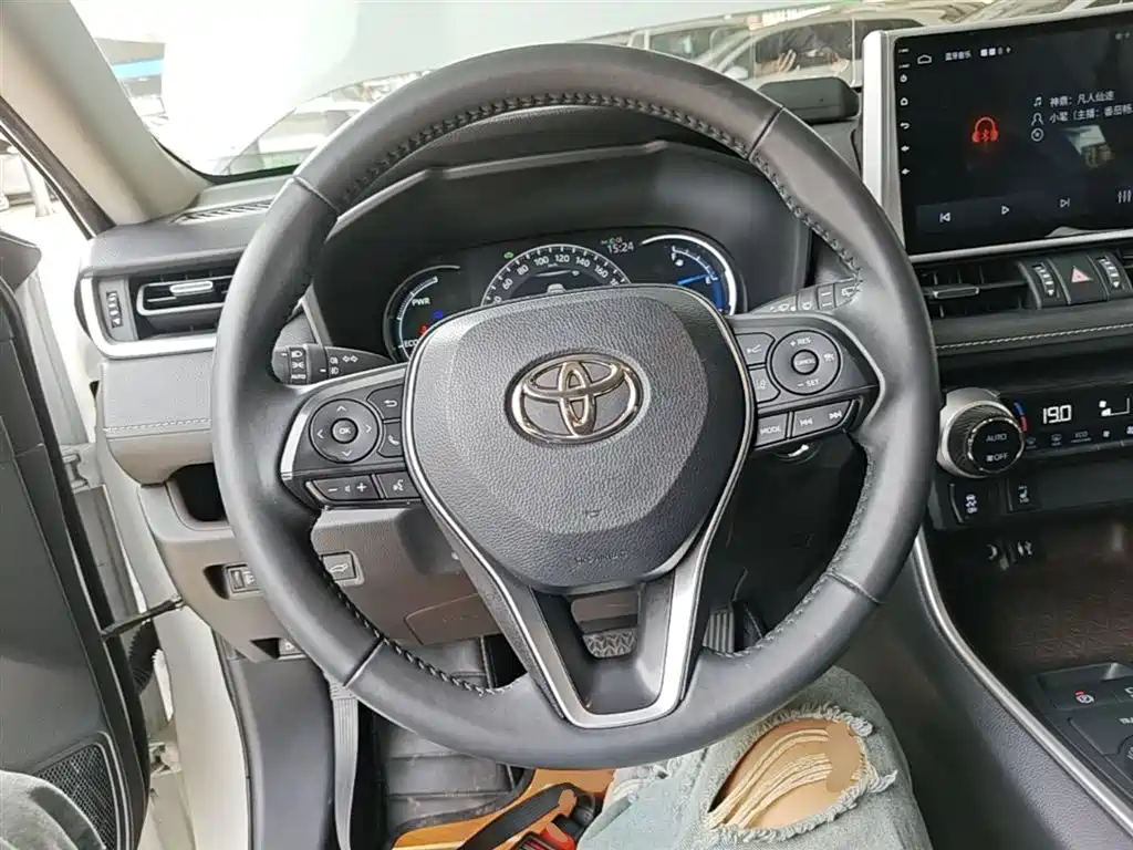 Toyota RAV4 2022 — фото 11