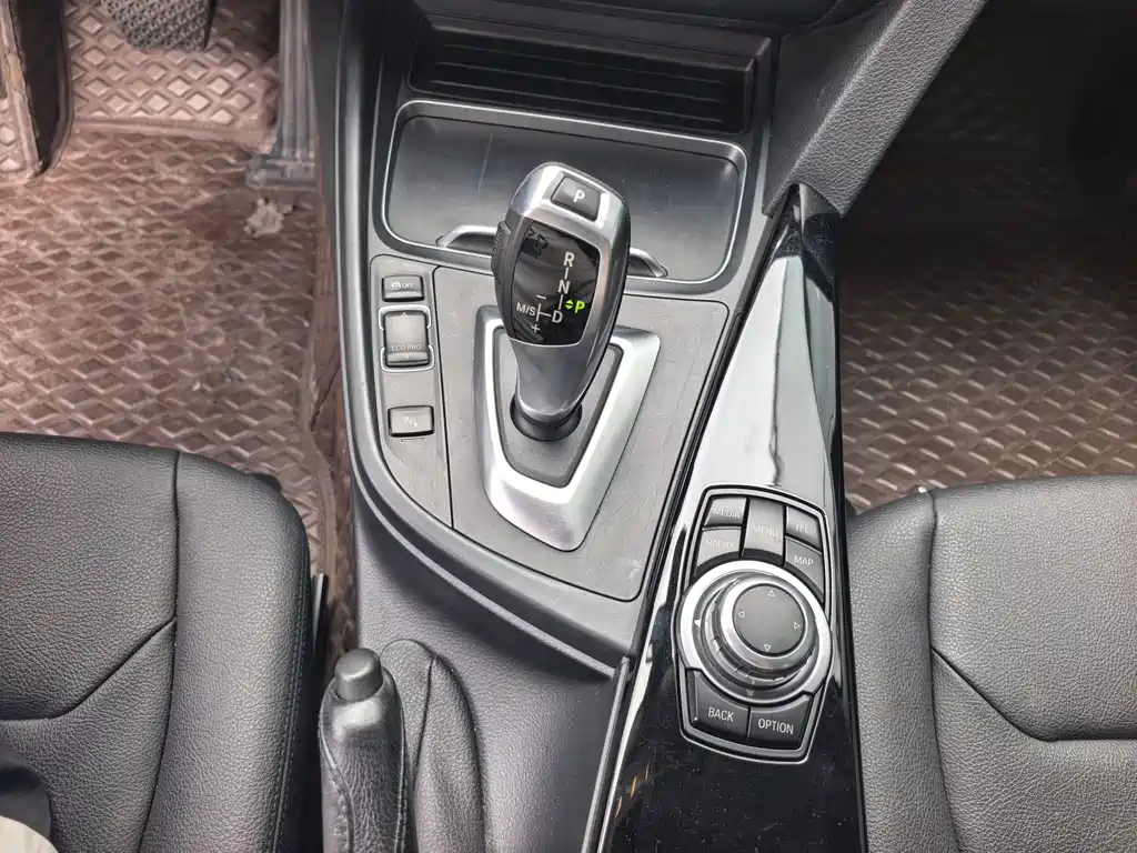BMW 3 Series 2016 — фото 11