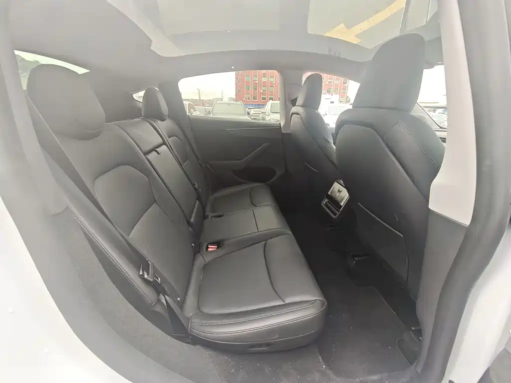 Tesla Model Y 2025 — фото 13
