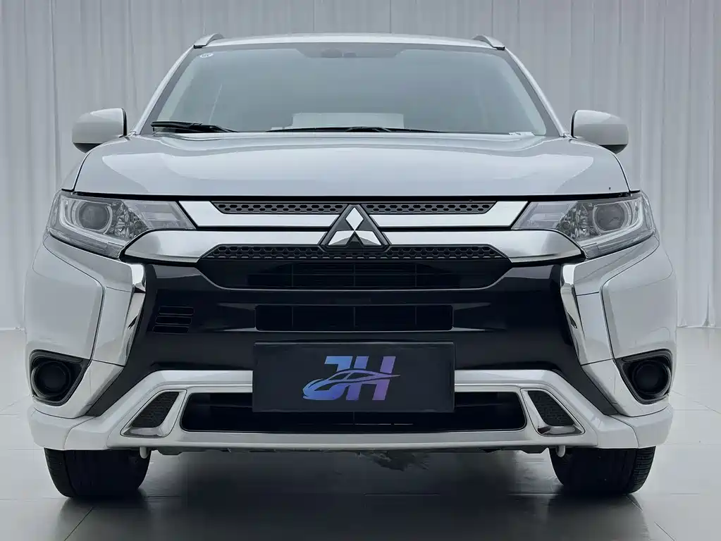 Mitsubishi Outlander 2022 — фото 2