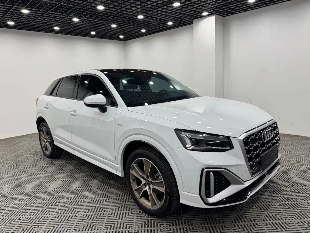 Audi Q2L 2022 — фото 1