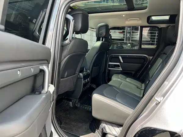 Land Rover Defender 2023