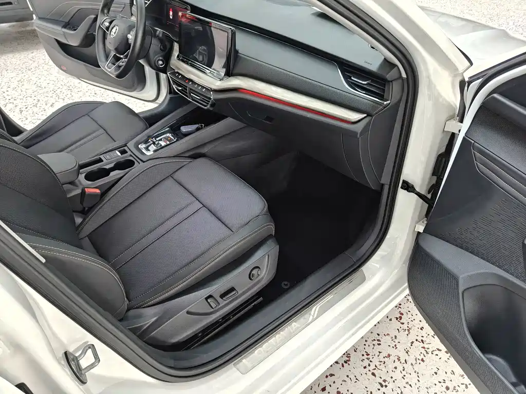 Skoda Octavia 2023 — фото 11