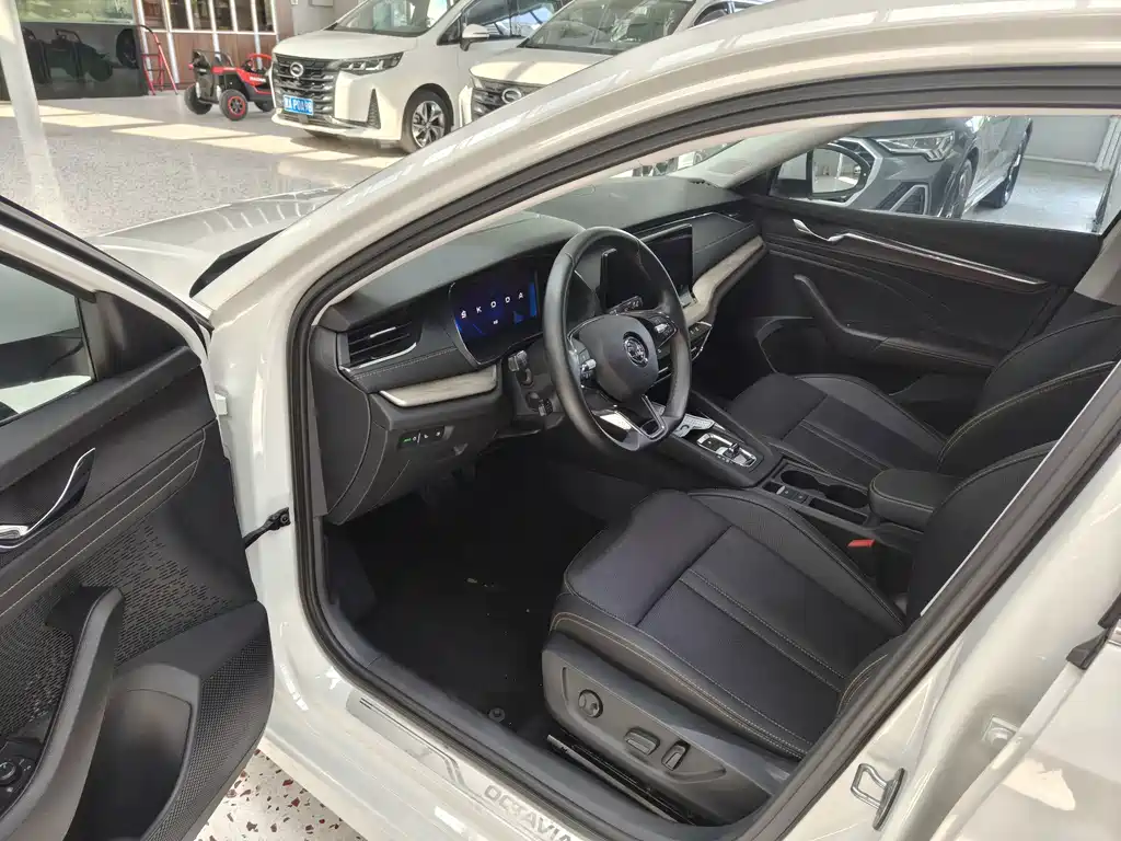 Skoda Octavia 2023 — фото 7