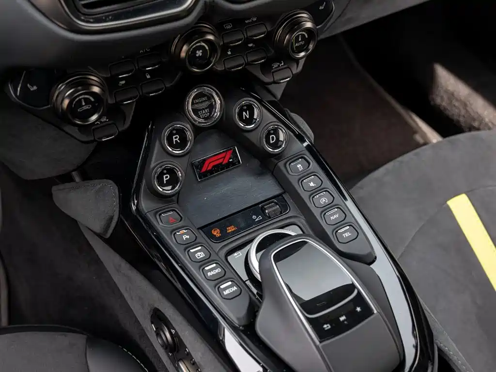Aston Martin V8 Vantage 2022 — фото 15