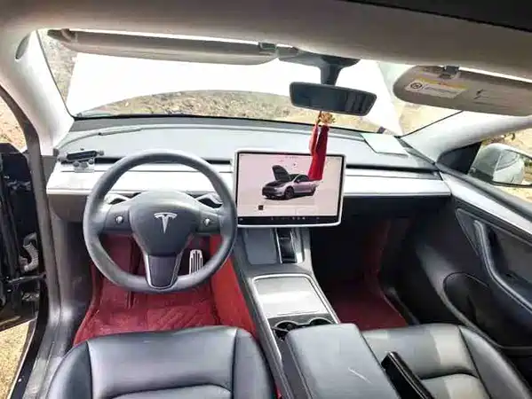 Tesla Model Y 2024