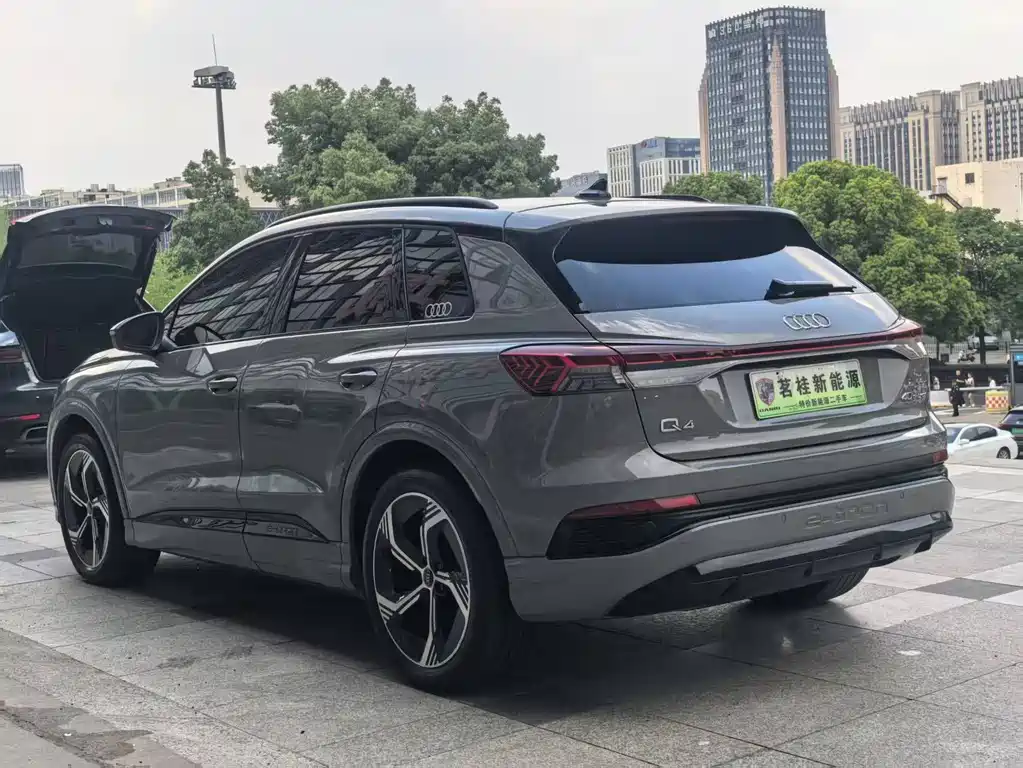 Audi Q4 e-tron 2023 — фото 8