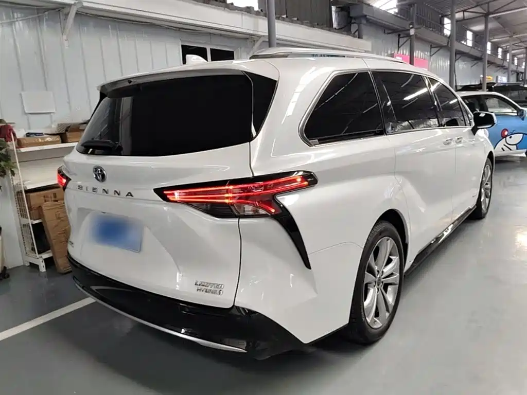 Toyota Sienna 2023 — фото 7
