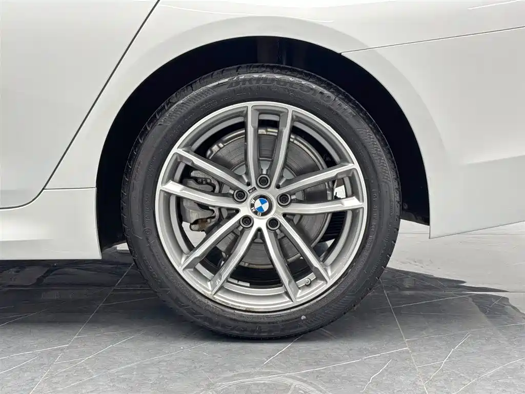 BMW 5 Series 2019 — фото 23