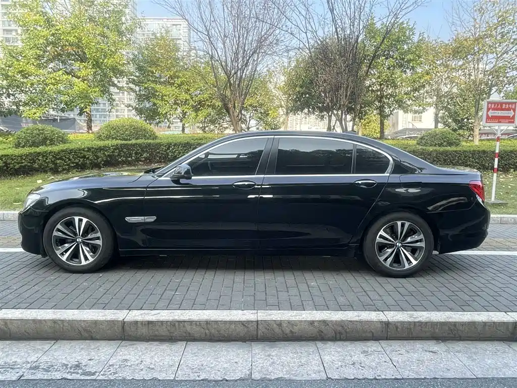 BMW 7 Series 2011 — фото 13