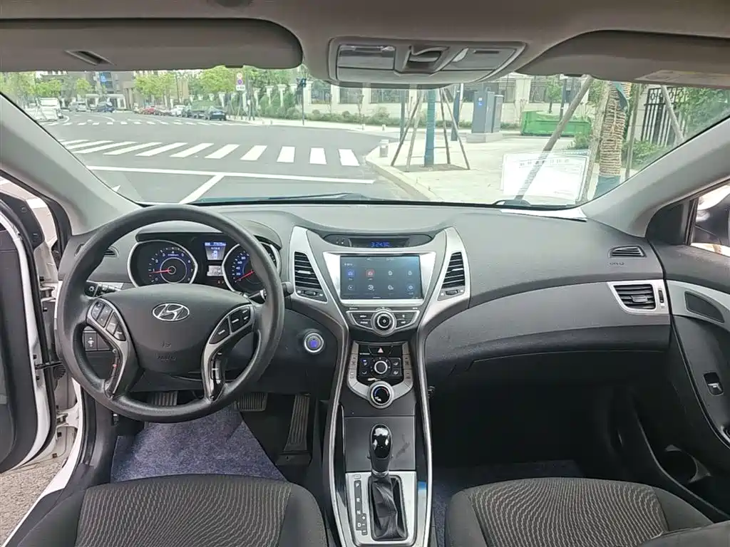 Hyundai Elantra Langdong 2016 — фото 10