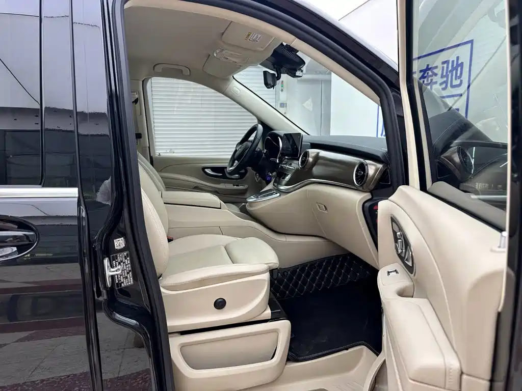Mercedes-Benz V-Class 2023 — фото 38