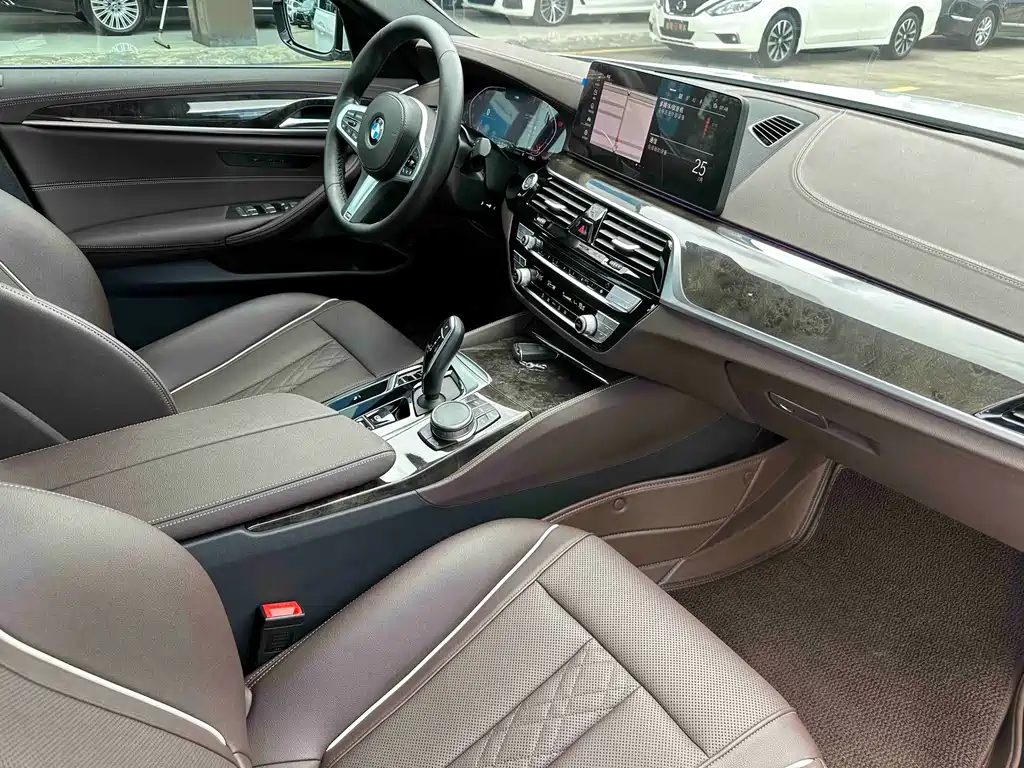 BMW 5 Series 2022 — фото 10