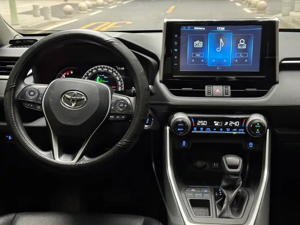 Toyota RAV4 2019 — фото 18