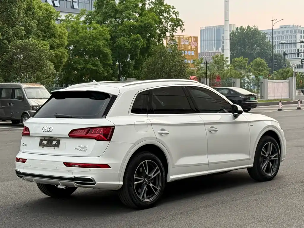 Audi Q5L 2018 — фото 12