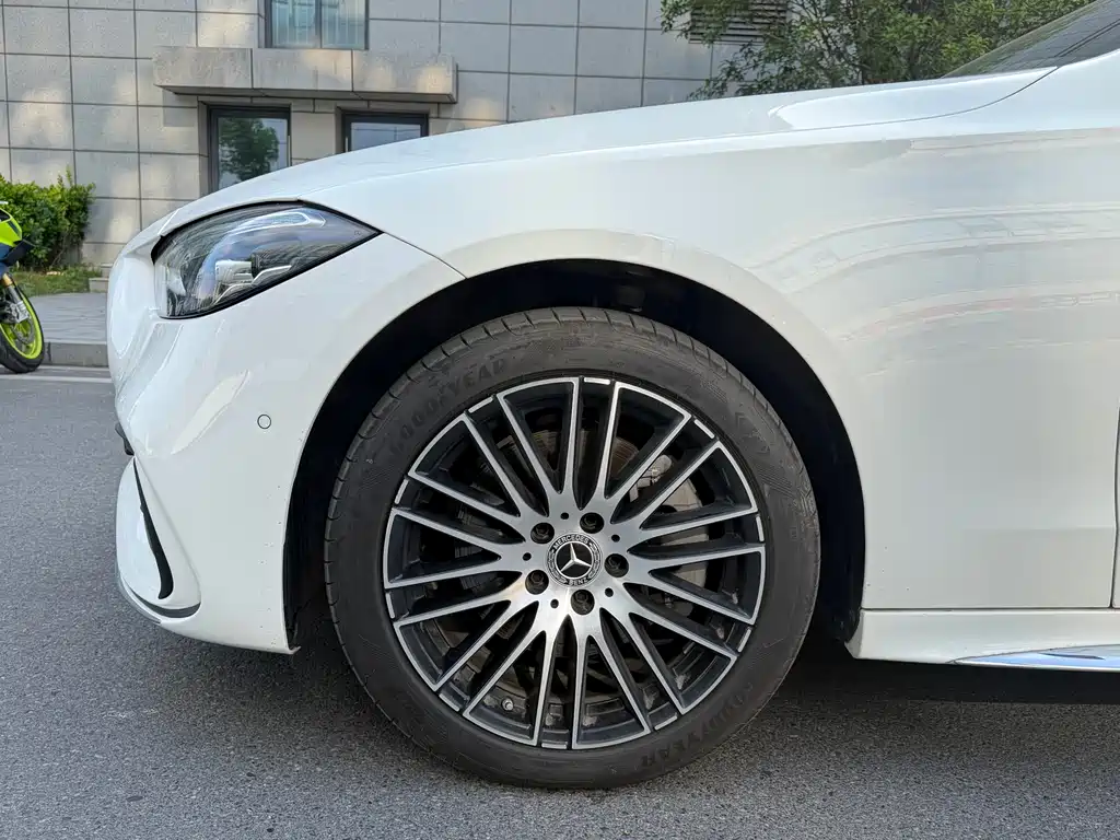 Mercedes-Benz C-Class 2025 — фото 4