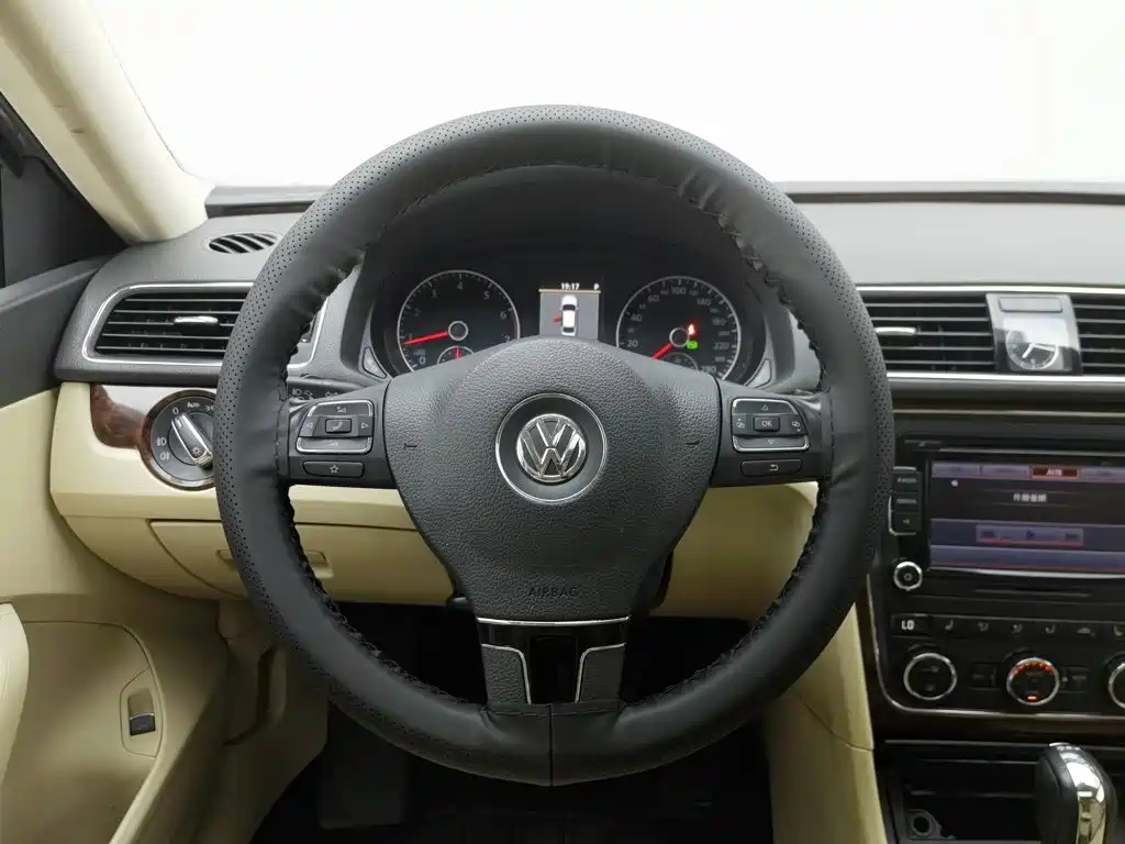 Volkswagen Passat 2014 — фото 11