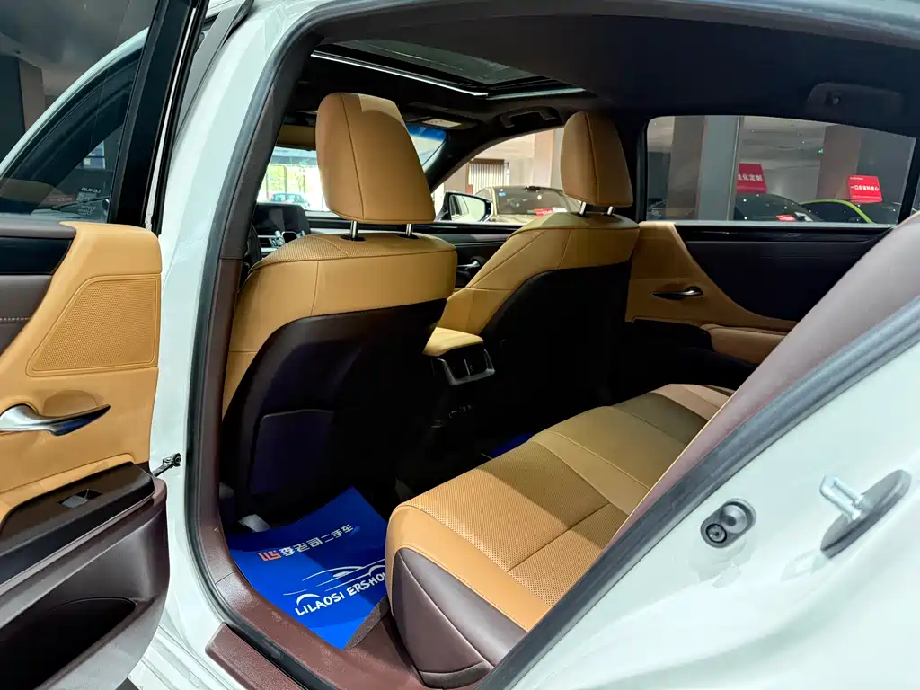 Lexus ES 2020 — фото 15