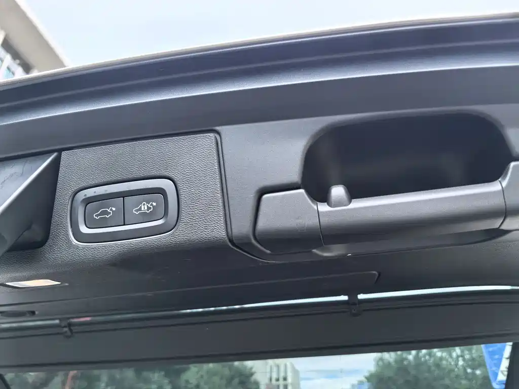 Volvo XC60 2023 — фото 18