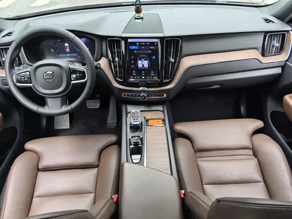 Volvo XC60 2023 — фото 15