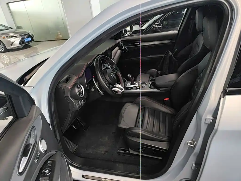 Alfa Romeo Stelvio 2023 — фото 16