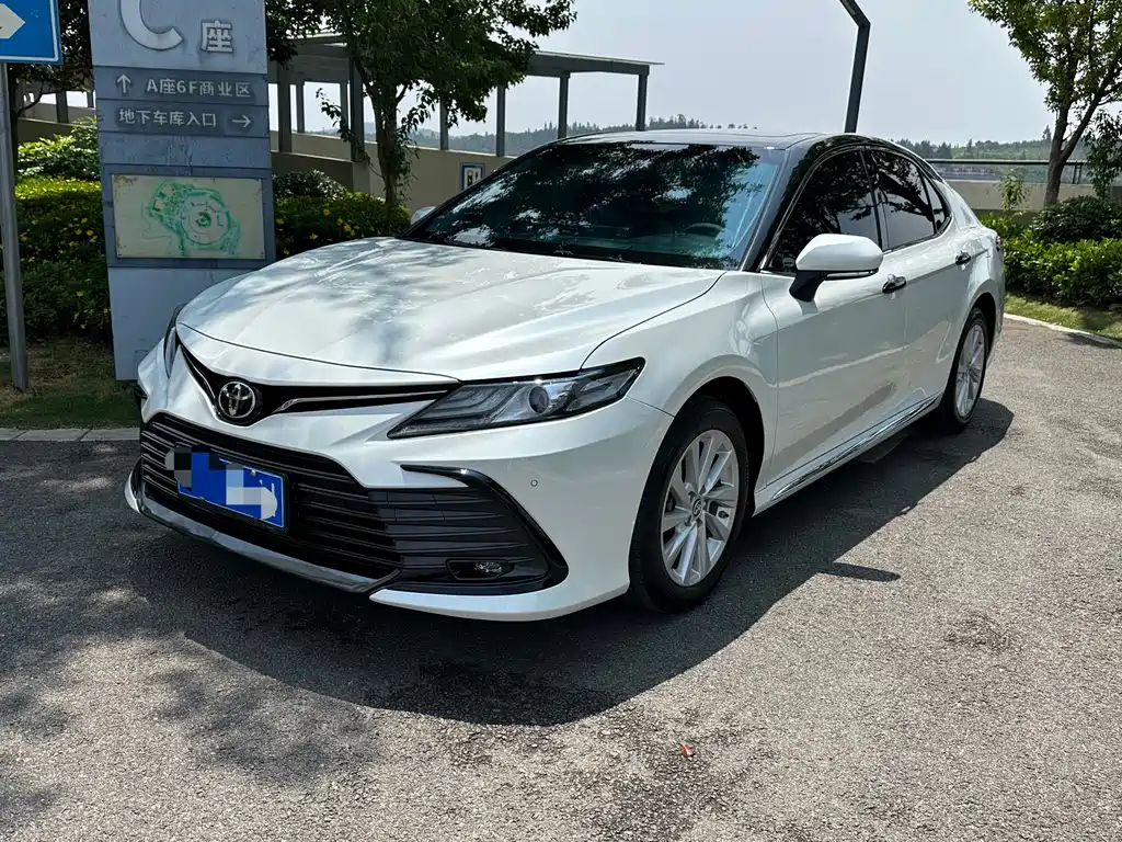 Toyota Camry 2024 — фото 1