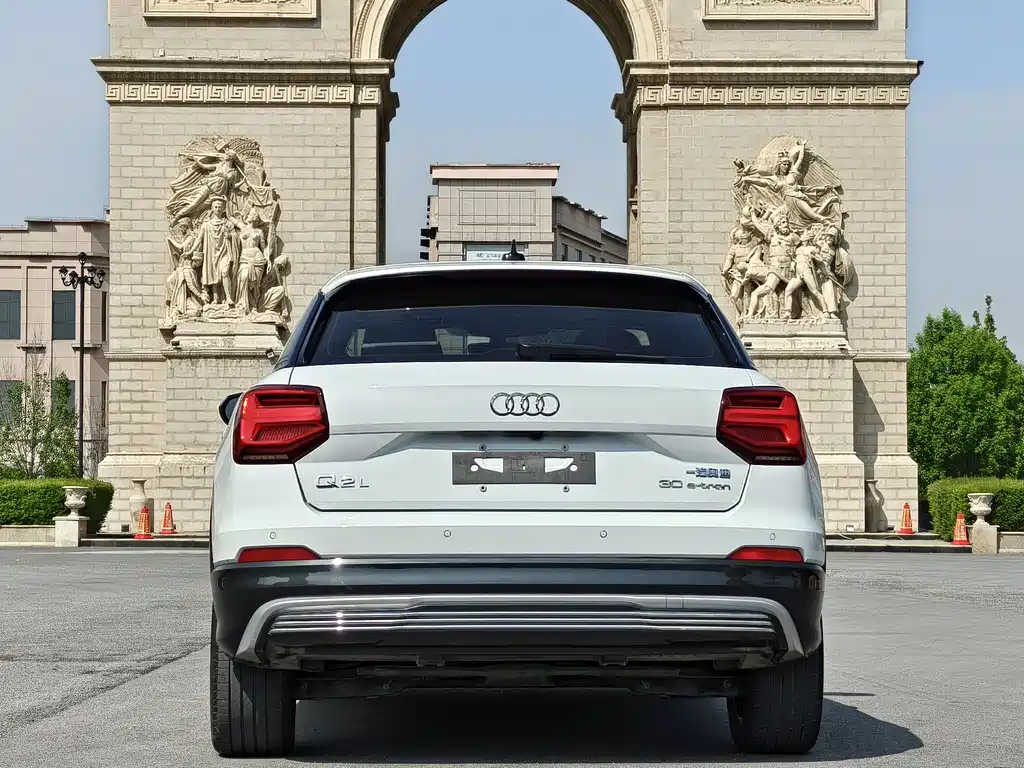 Audi Q2L e-tron 2020 — фото 5