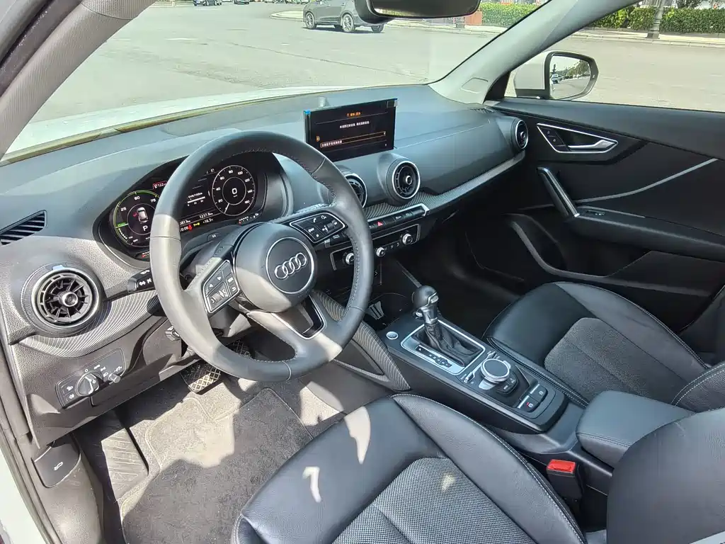 Audi Q2L e-tron 2020 — фото 12