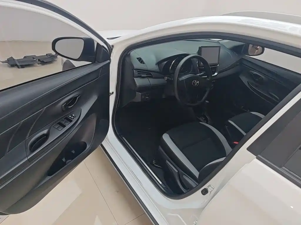 Toyota Yaris L 2021 — фото 16