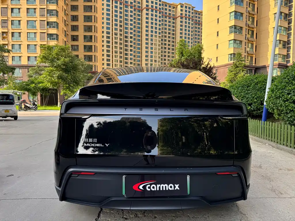 Tesla Model Y 2025