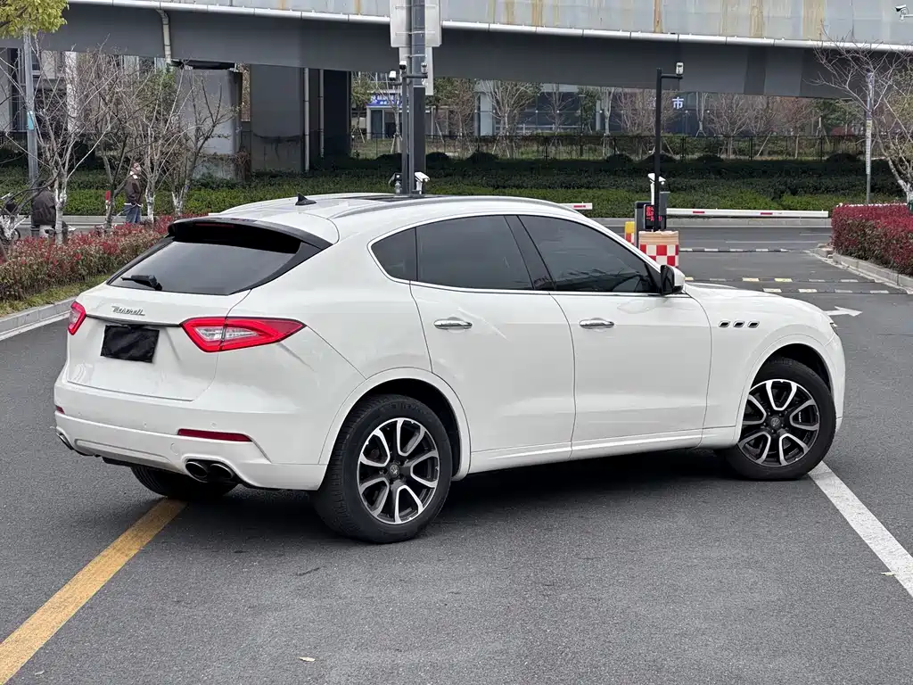 Maserati Levante 2017 — фото 22