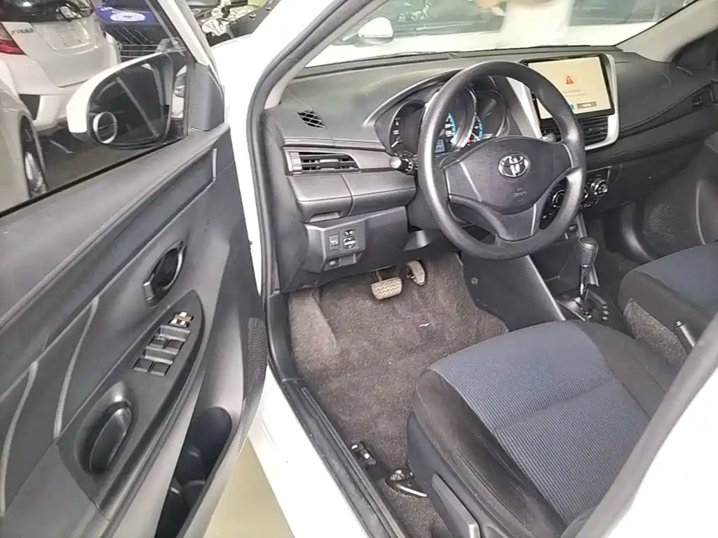 Toyota Yaris L 2019 — фото 16