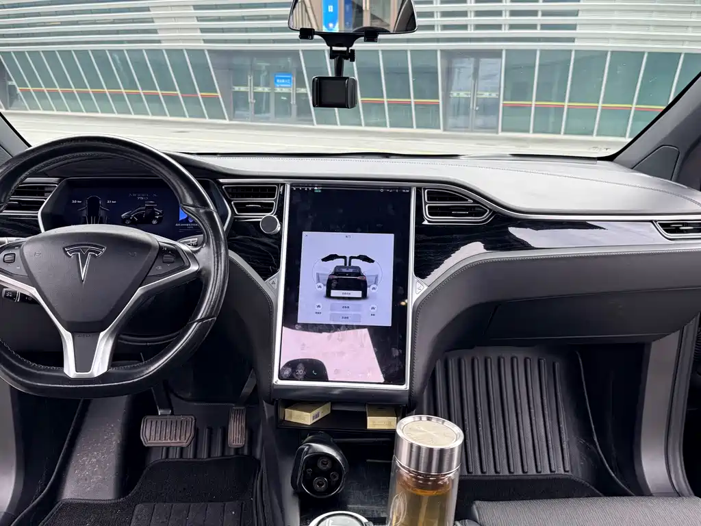 Tesla Model X 2017 — фото 9