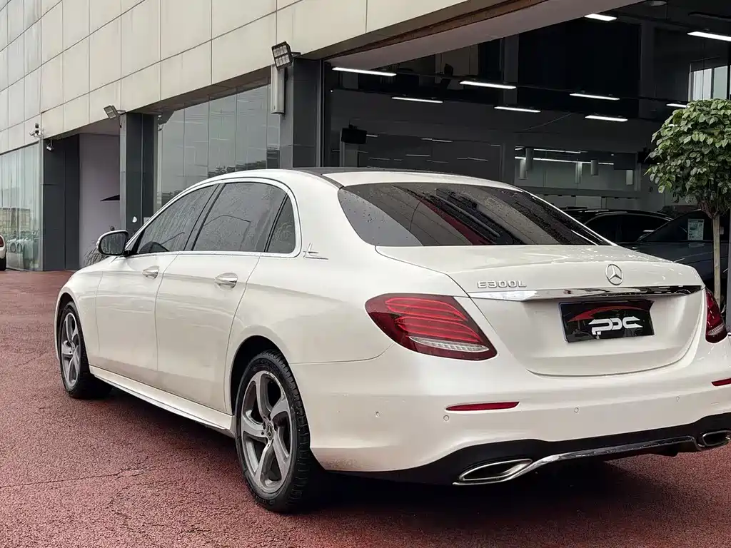 Mercedes-Benz E-Class 2018 — фото 15