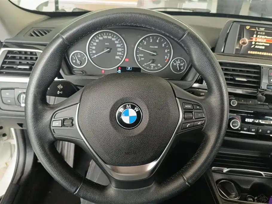 BMW 3 Series 2017 — фото 15