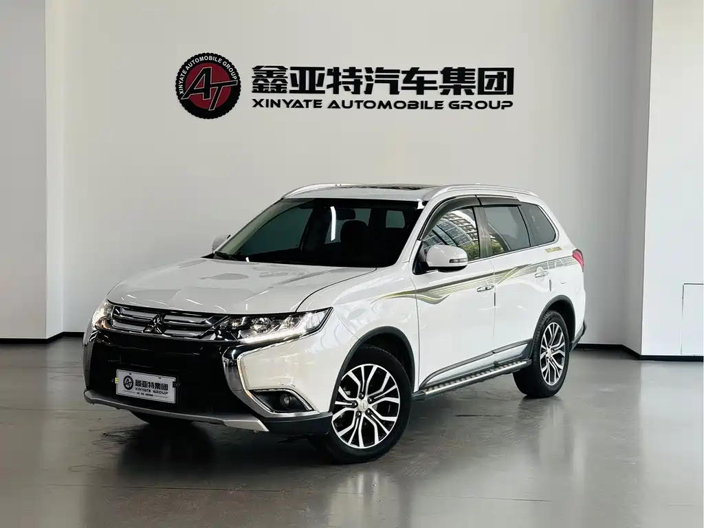 Mitsubishi Outlander 2017 — фото 1