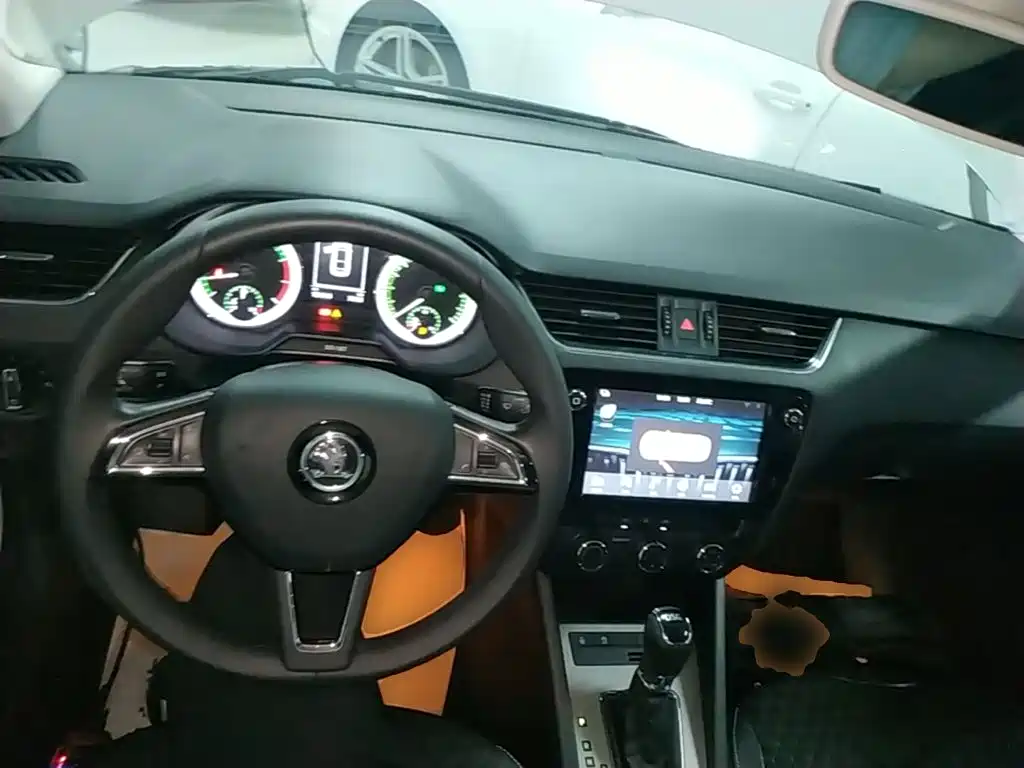 Skoda Octavia 2018 — фото 10
